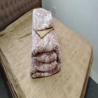 تا کردن روتختی پارچه ترک دورو طرح گل