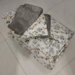 جزئیات ملحفه کش‌دار روتختی پیگمنت، نمایش کش‌دوزی دور تا دور برای فیت شدن بهتر روی تشک.