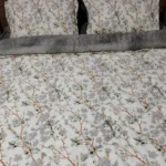 تصویر هنری از ست روتختی یک و نیم نفره با طرح پیچک، تاکید بر حس آرامش و زیبایی در اتاق خواب.